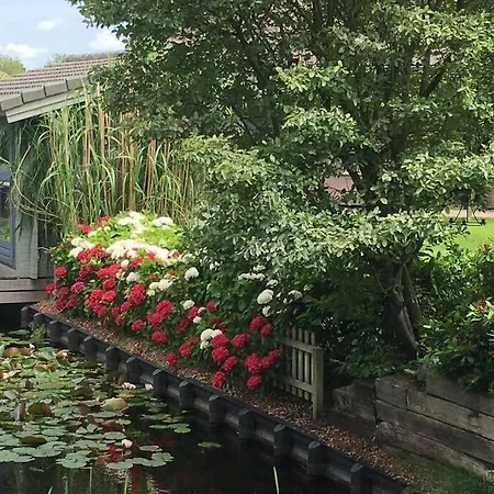 Bed & Breakfast Tiny House Boatshed 4*