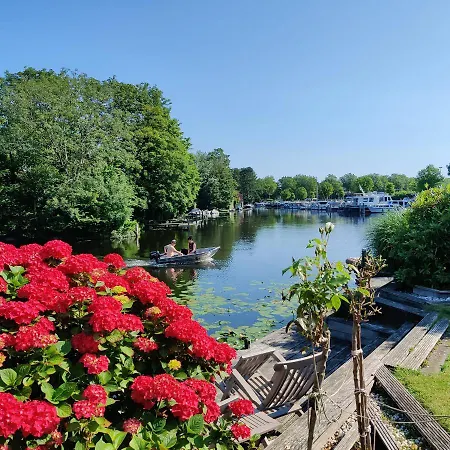 Couette-café Tiny House Boatshed 4*