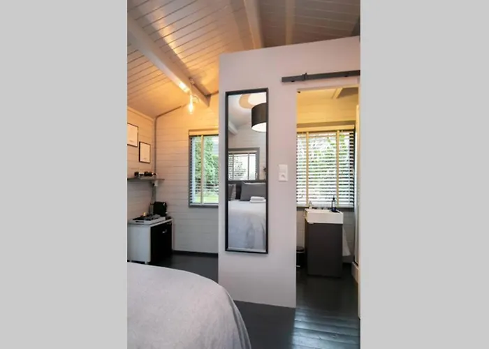 Tiny House Boatshed B&B 4*