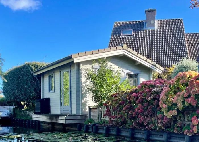 B&B Tiny House Boatshed