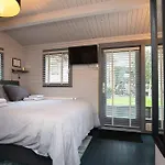 Tiny House Boatshed 4* ヘームステーデ
