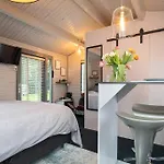ベッド・アンド・ブレックファスト Tiny House Boatshed