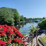 ベッド・アンド・ブレックファスト Tiny House Boatshed 4*
