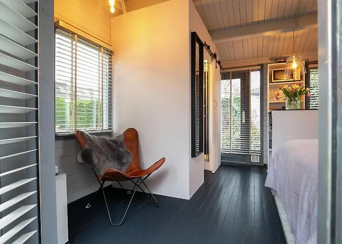 Tiny House Boatshed לינה וארוחת בוקר